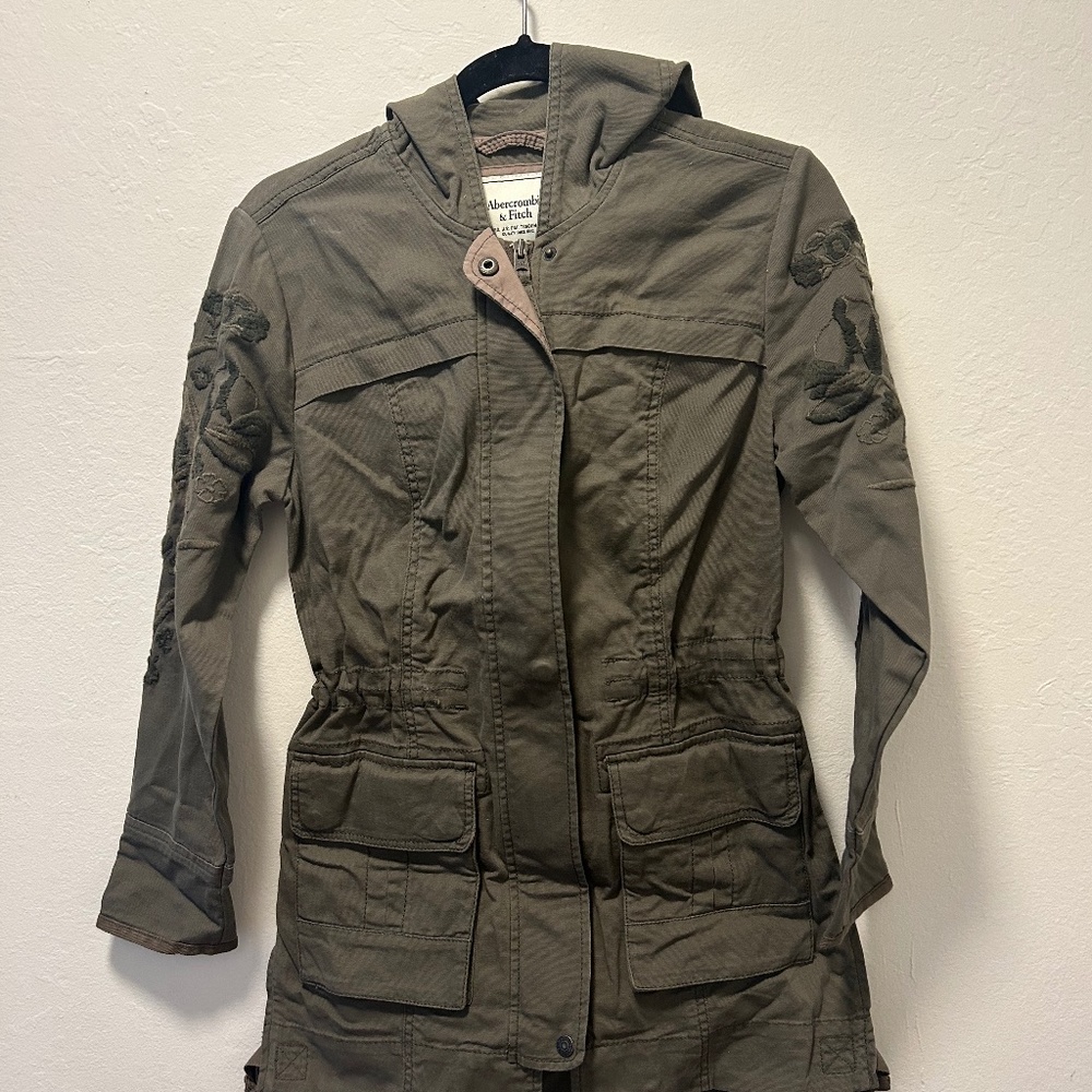 Abercrombie & Fitch Embroidered Twill Parka in Olive (Size Small)